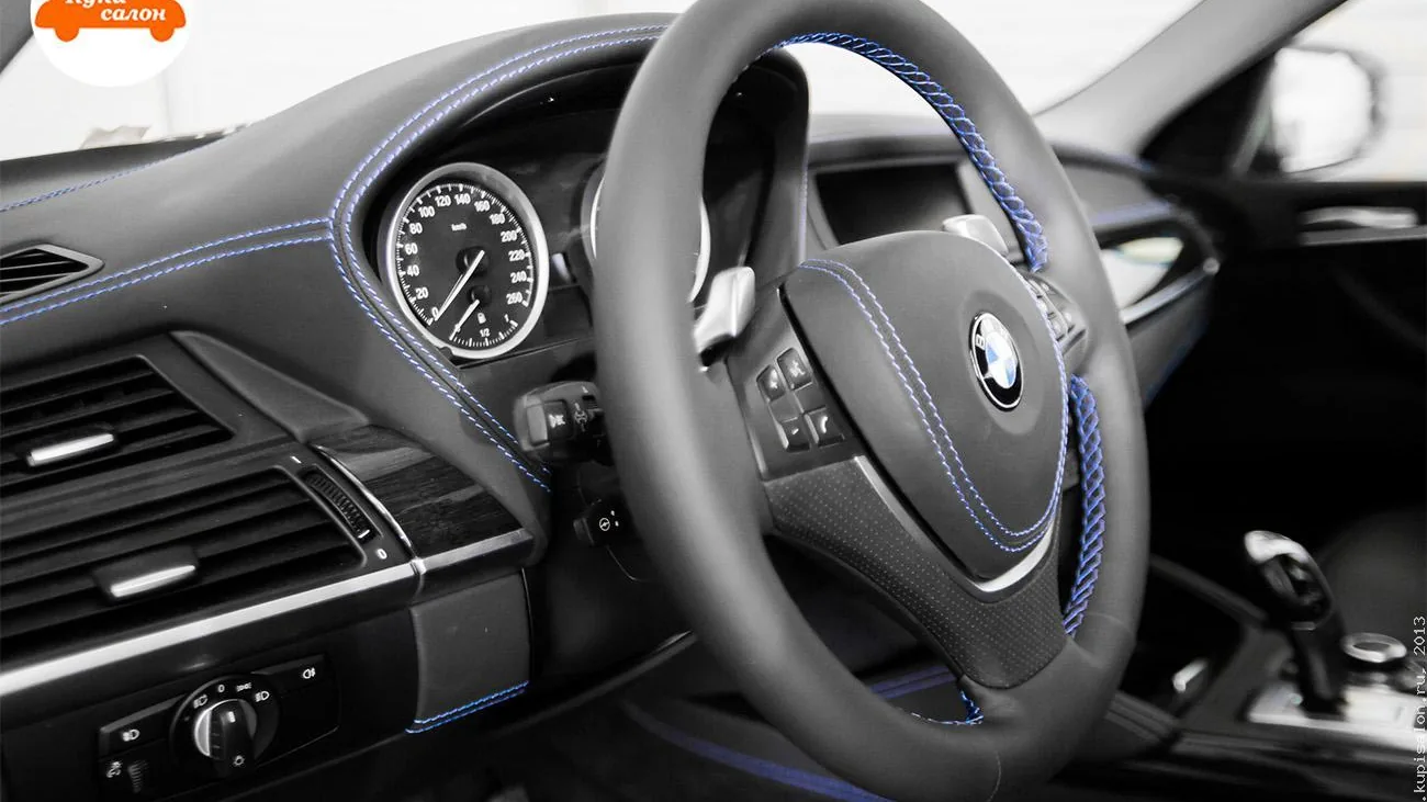 Перетяжка руля и верхней части торпедо BMW X6 в черную кожу с синей строчкой