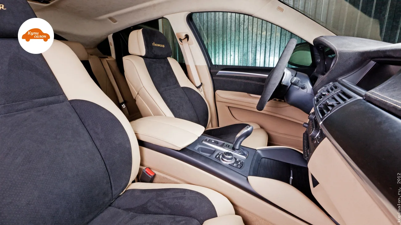 Перетяжка салона BMW X6, бежевая кожа и черная алькантара, с вышивкой на подголовниках