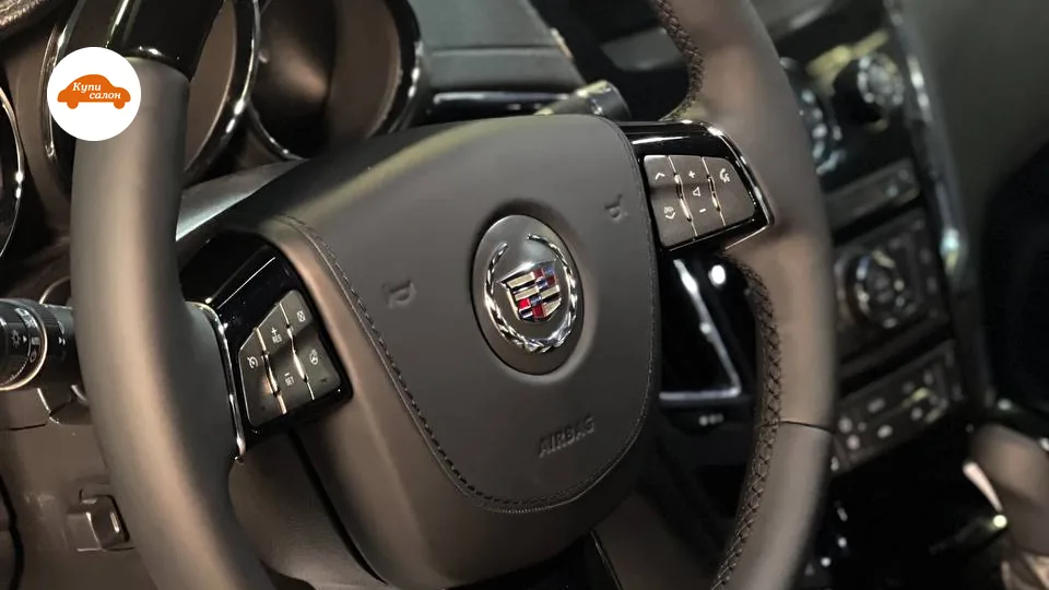 Перетяжка руля Cadillac черной кожей с глянцевыми вставками и анатомическим утолщением