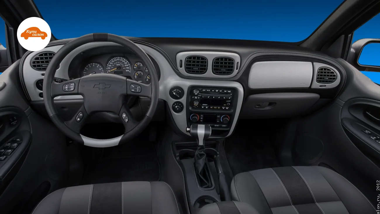 Интерьер Chevrolet Trailblazer с перетяжкой сидений, руля и торпеды в черную и серую кожу с белой строчкой