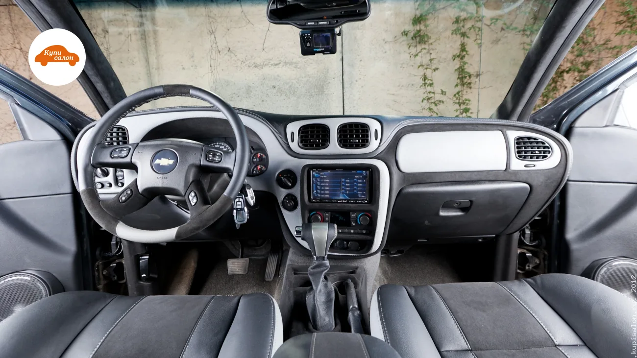Перетяжка сидений Chevrolet Trailblazer — торпедо и передние сиденья, вид из задней части салона