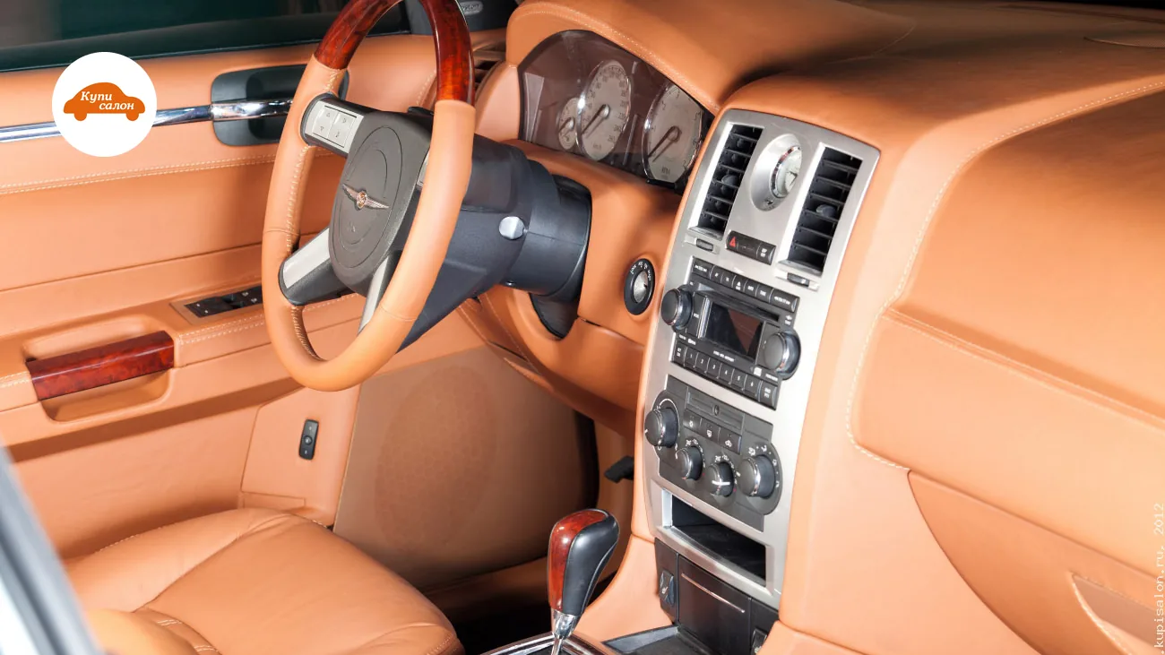 Перетяжка салона Chrysler 300C в коричневую кожу, руль с деревянными вставками, коричневая торпеда
