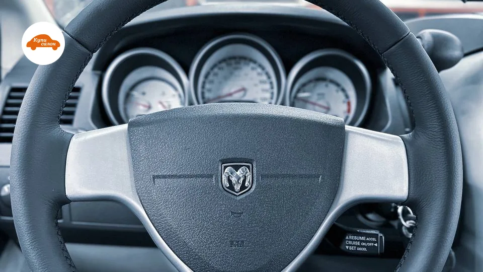 Перетяжка руля в черную кожу с серебристыми вставками, вид из салона автомобиля Dodge