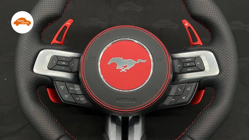 Перетяжка руля Ford Mustang черной кожей с красной строчкой, перфорацией и анатомическим хватом.