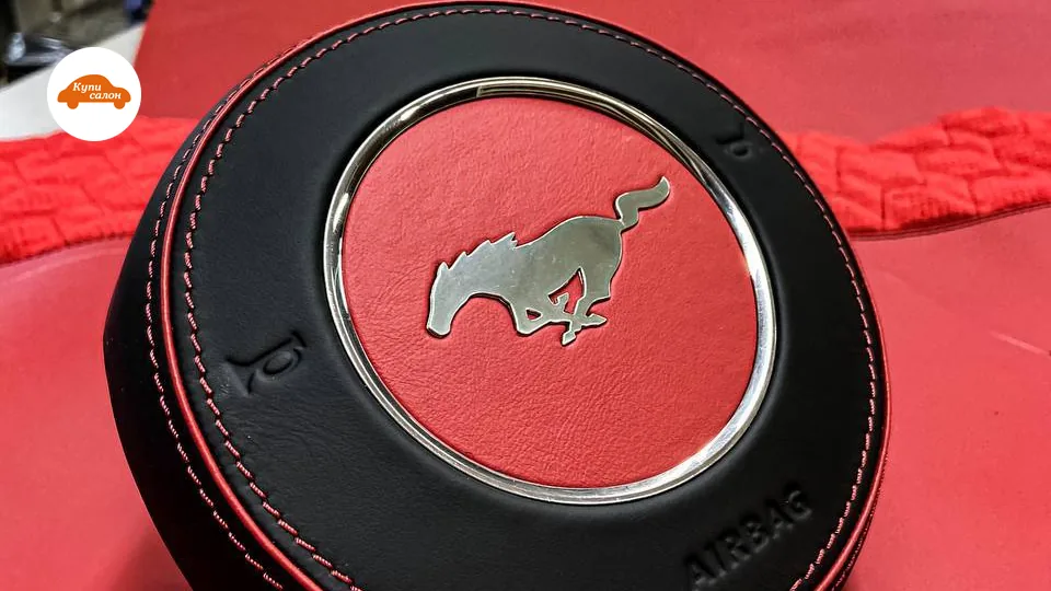 Перетяжка руля Ford Mustang, черная кожа, красная строчка, перфорация