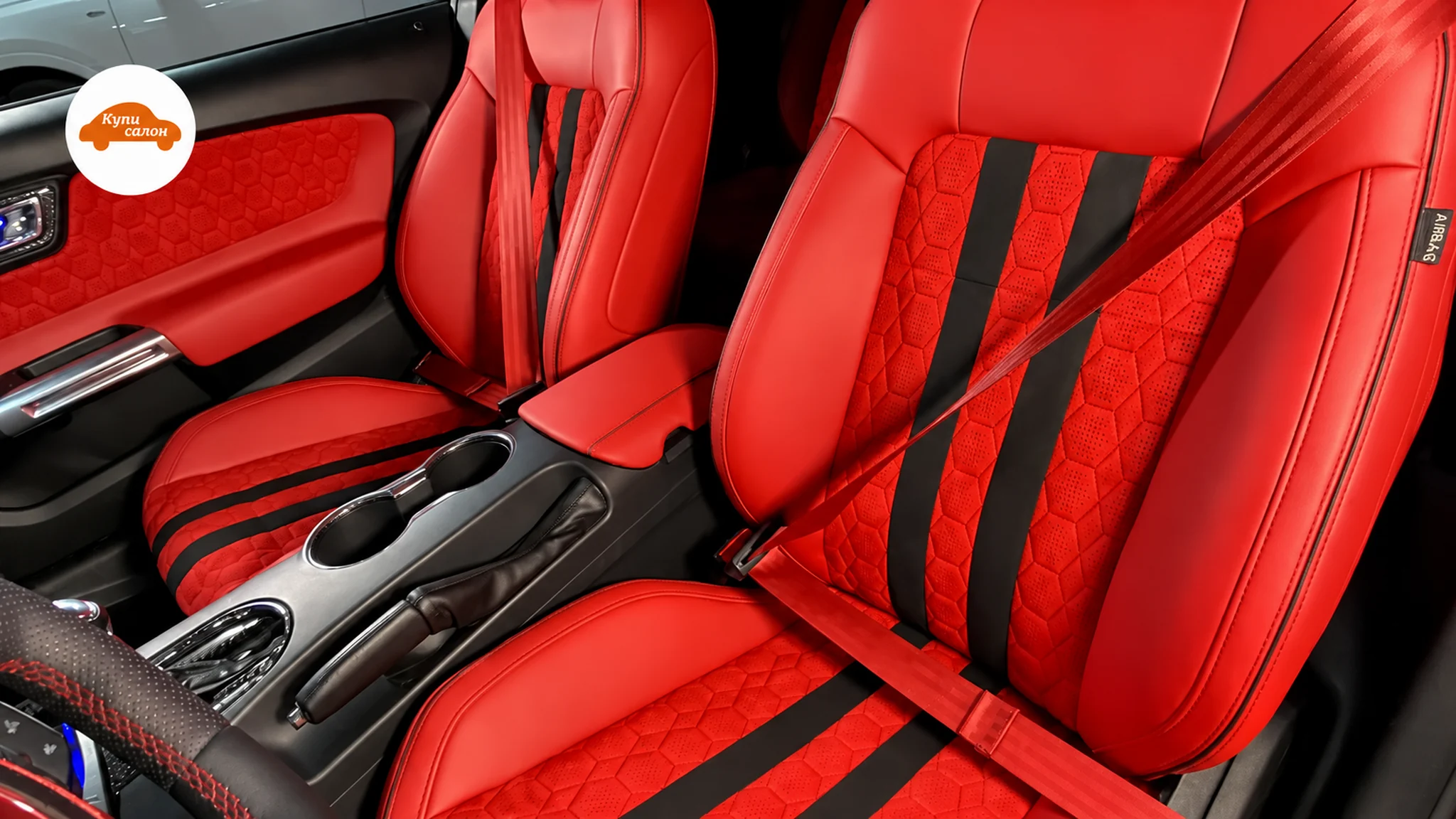Перетяжка салона Ford Mustang красной кожей с черными вставками, перфорацией соты и вышивкой Mustang