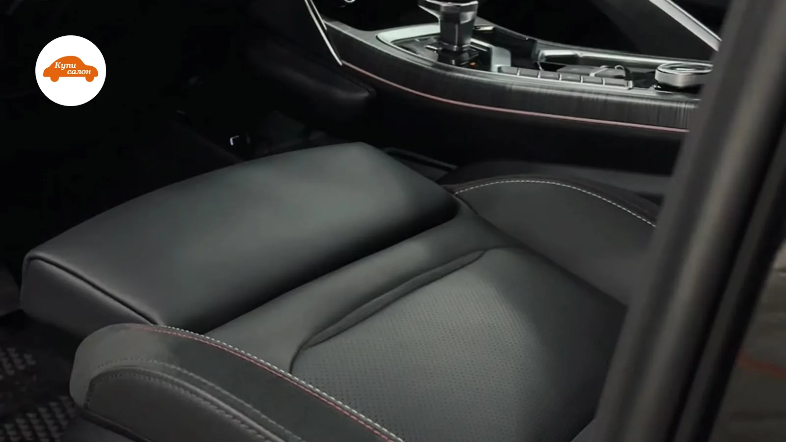 Интерьер автомобиля Geely, перетяжка руля и сидений черной кожей с красной строчкой и перфорацией