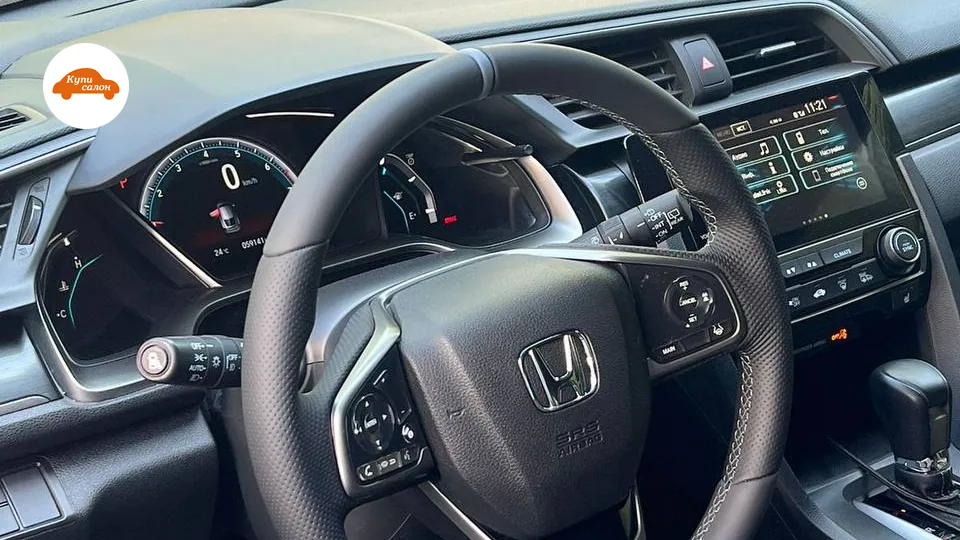 Перетяжка руля Honda Civic черной перфорированной кожей с белой строчкой