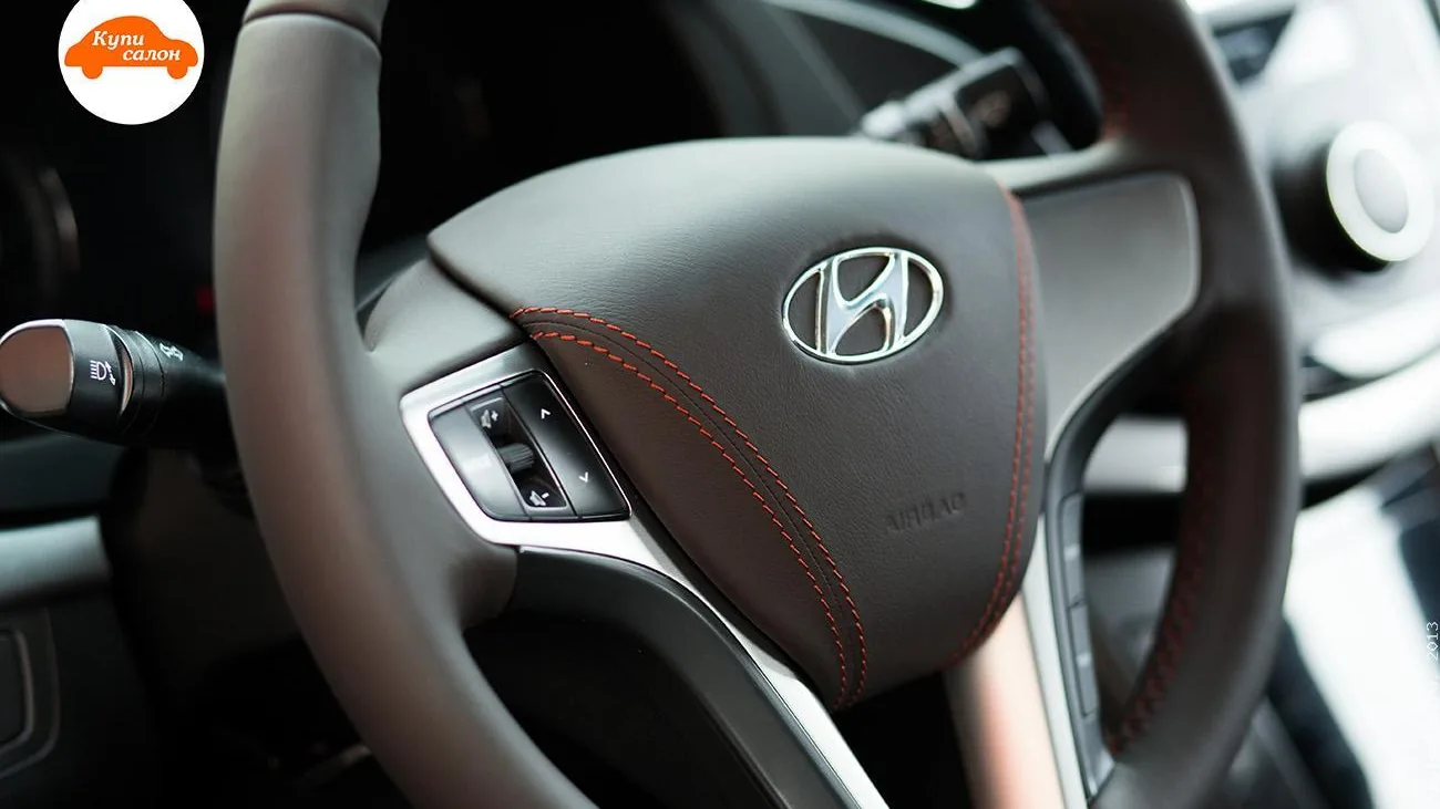 Перетяжка руля Hyundai I40 — руль и центральная накладка крупным планом под углом