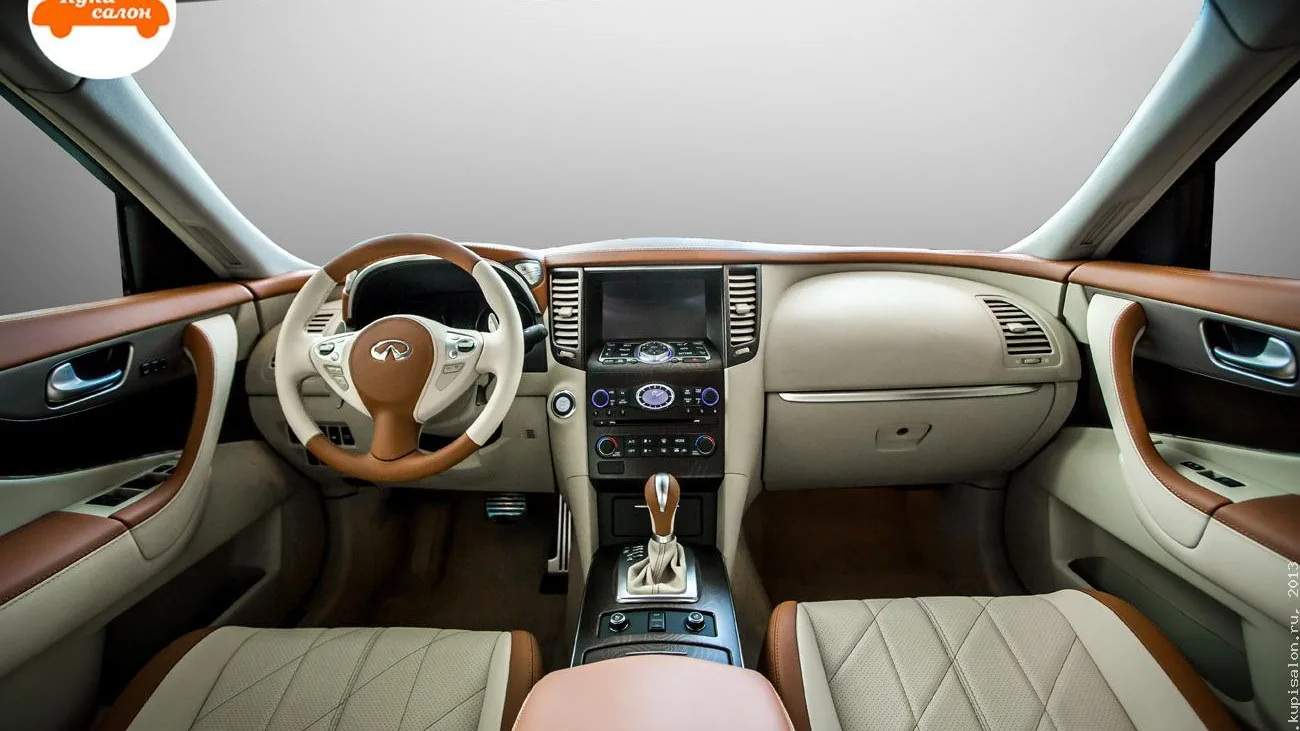 Перетяжка салона Infiniti в бежевую и коричневую кожу с перфорацией и ромбовидной строчкой
