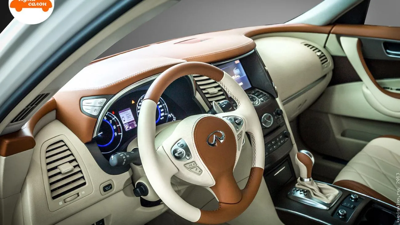 Перетяжка салона Infiniti: руль, торпедо, центральная консоль и сиденья в бежевой и коричневой коже