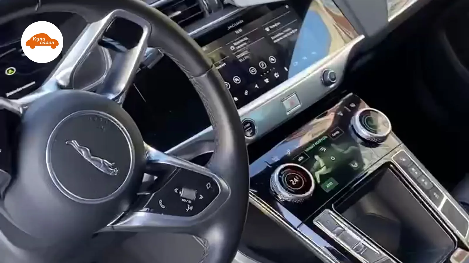Интерьер Jaguar I-Pace: перетяжка руля и сидений черной кожей с белой строчкой, вид на заснеженную дорогу