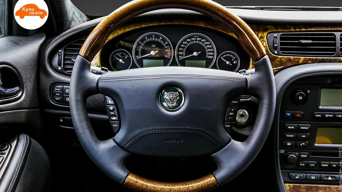 Интерьер Jaguar S-Type, перетяжка руля кожей и деревом, черный цвет