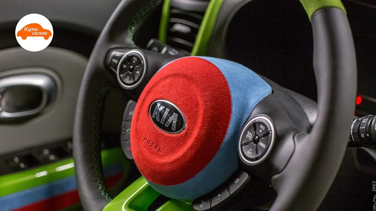 Перетяжка руля Kia Soul — центральная часть руля крупным планом под углом