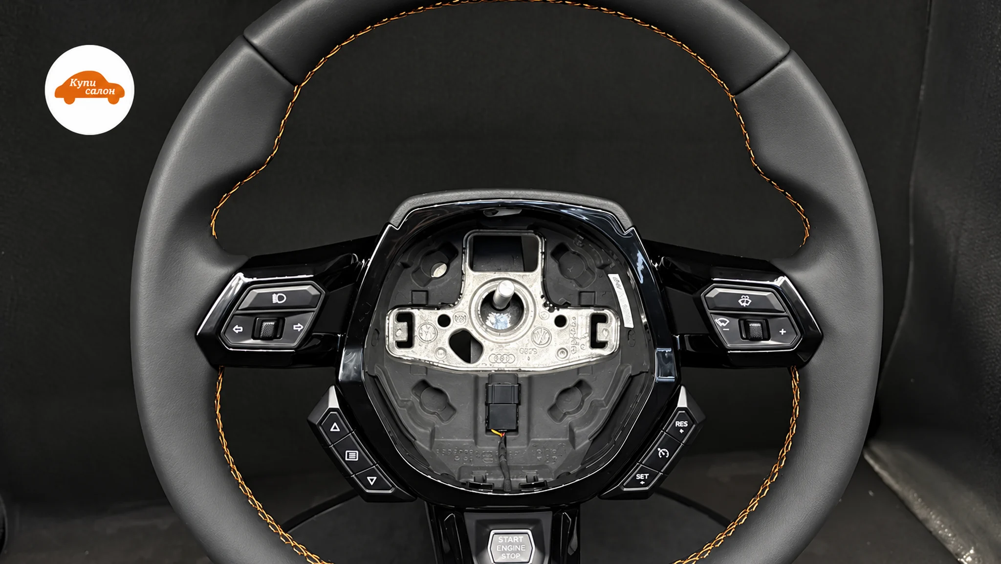 Перетяжка руля Lamborghini Huracan черной кожей с оранжевой строчкой