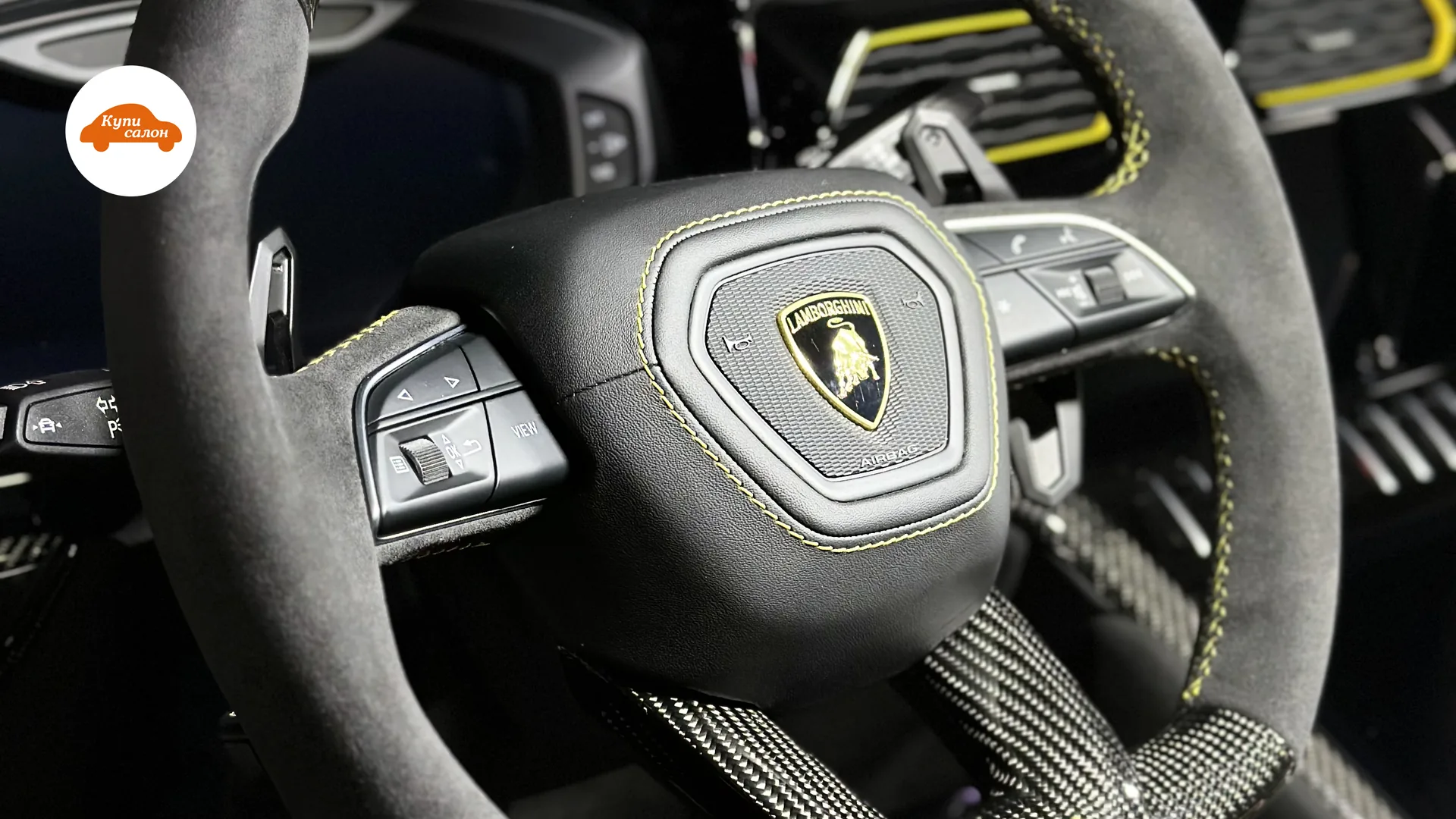 Перетяжка руля Lamborghini: карбон, алькантара, желтая строчка, желтая метка