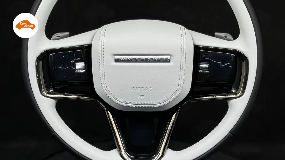 Перетяжка руля Range Rover в белую кожу с черными акцентами и хромированными деталями.