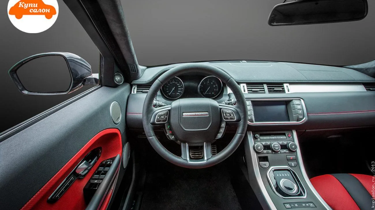 Перетяжка салона Range Rover Evoque: сиденья и дверные карты в красной и черной перфорированной коже с красной строчкой