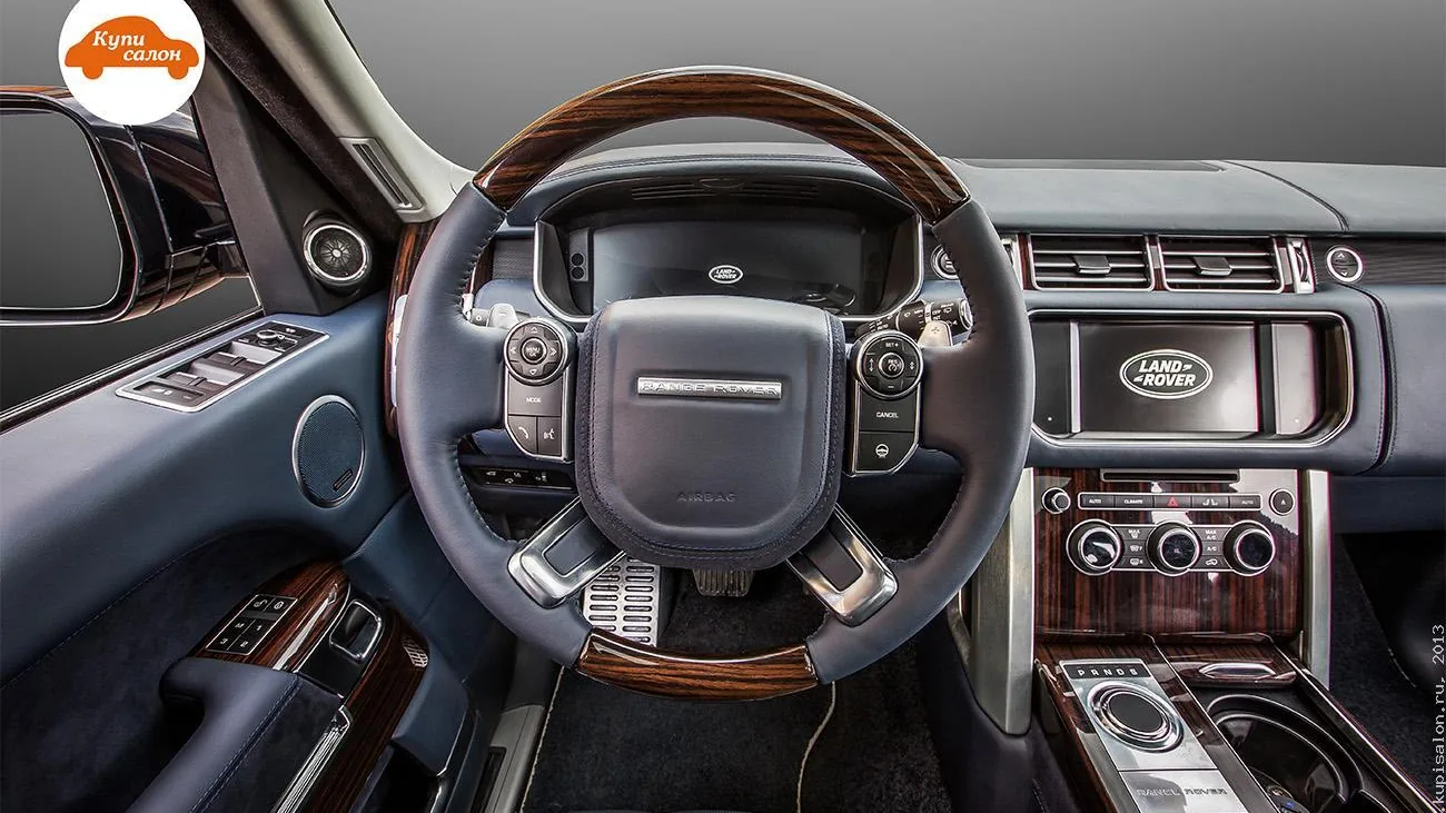 Интерьер Range Rover с перетяжкой руля и элементов салона деревом и синей кожей