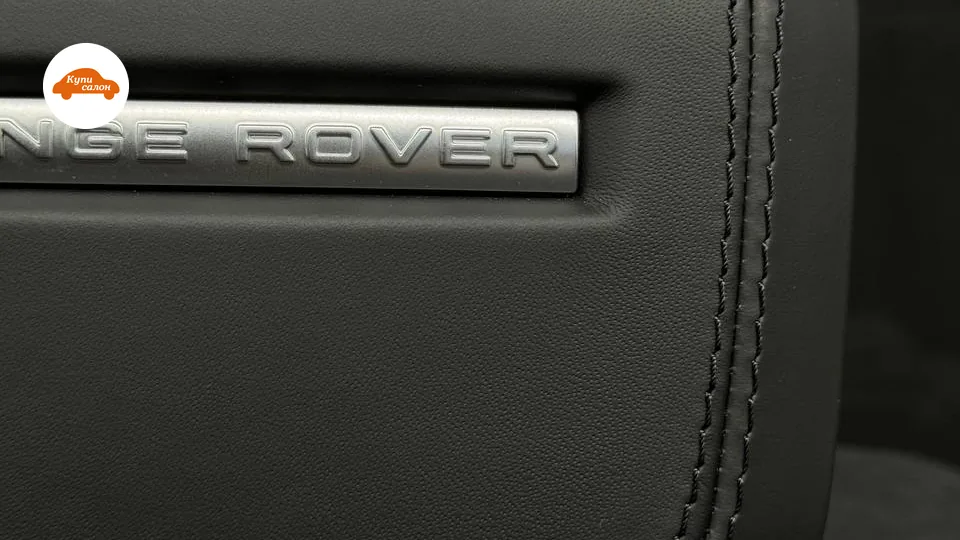 Деталь торпедо Range Rover из черной кожи с надписью AIRBAG и декоративной строчкой