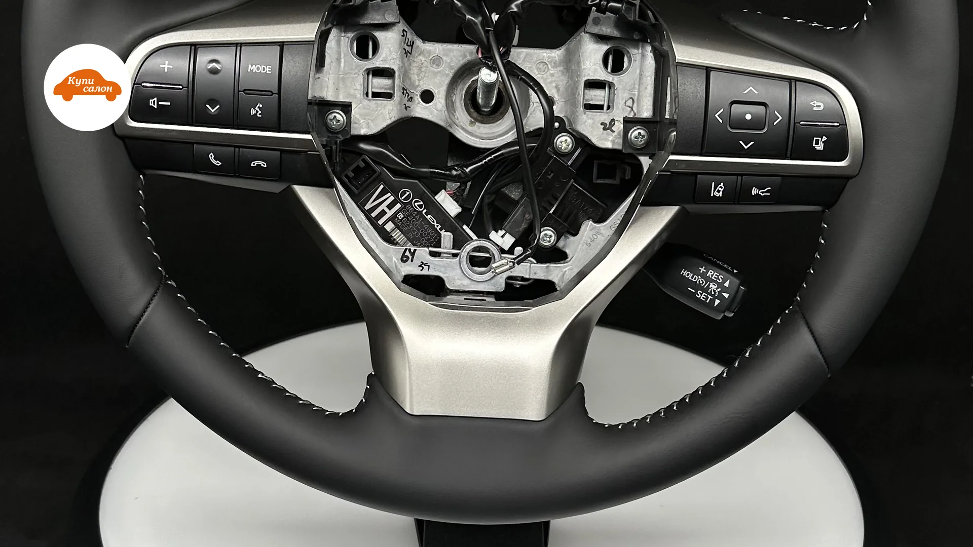 Перетяжка руля Lexus черной кожей с белой строчкой