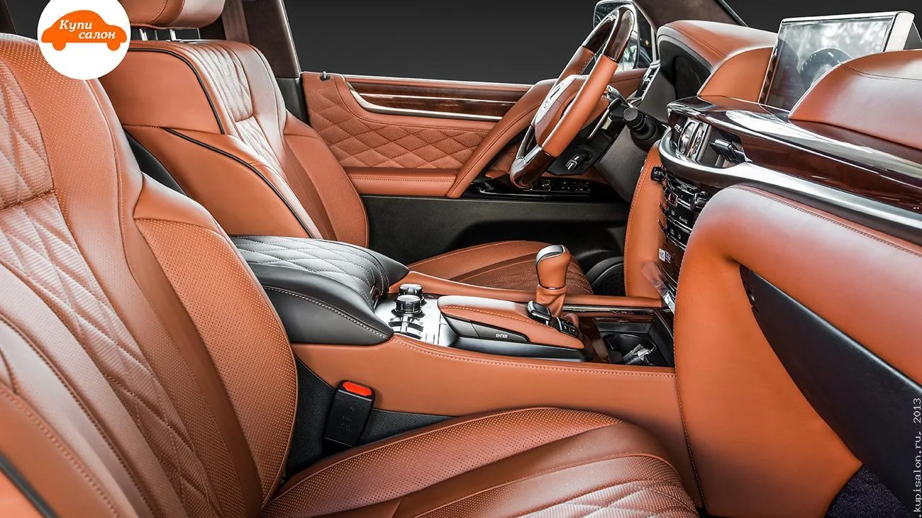 Перетяжка салона Lexus в коричневую кожу с ромбовидной прострочкой и перфорацией, вид спереди