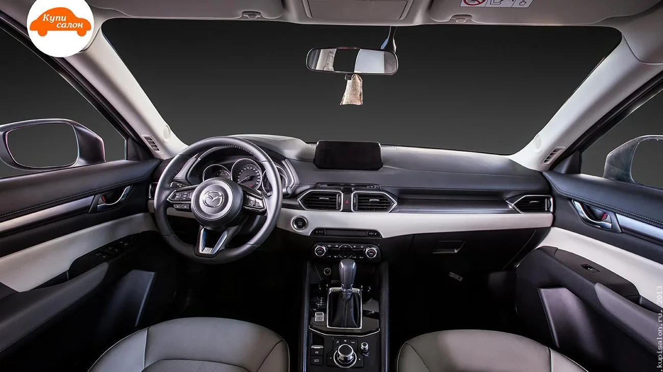 Интерьер Mazda CX-5: руль и передняя панель кроссовера в цехе КупиСалон