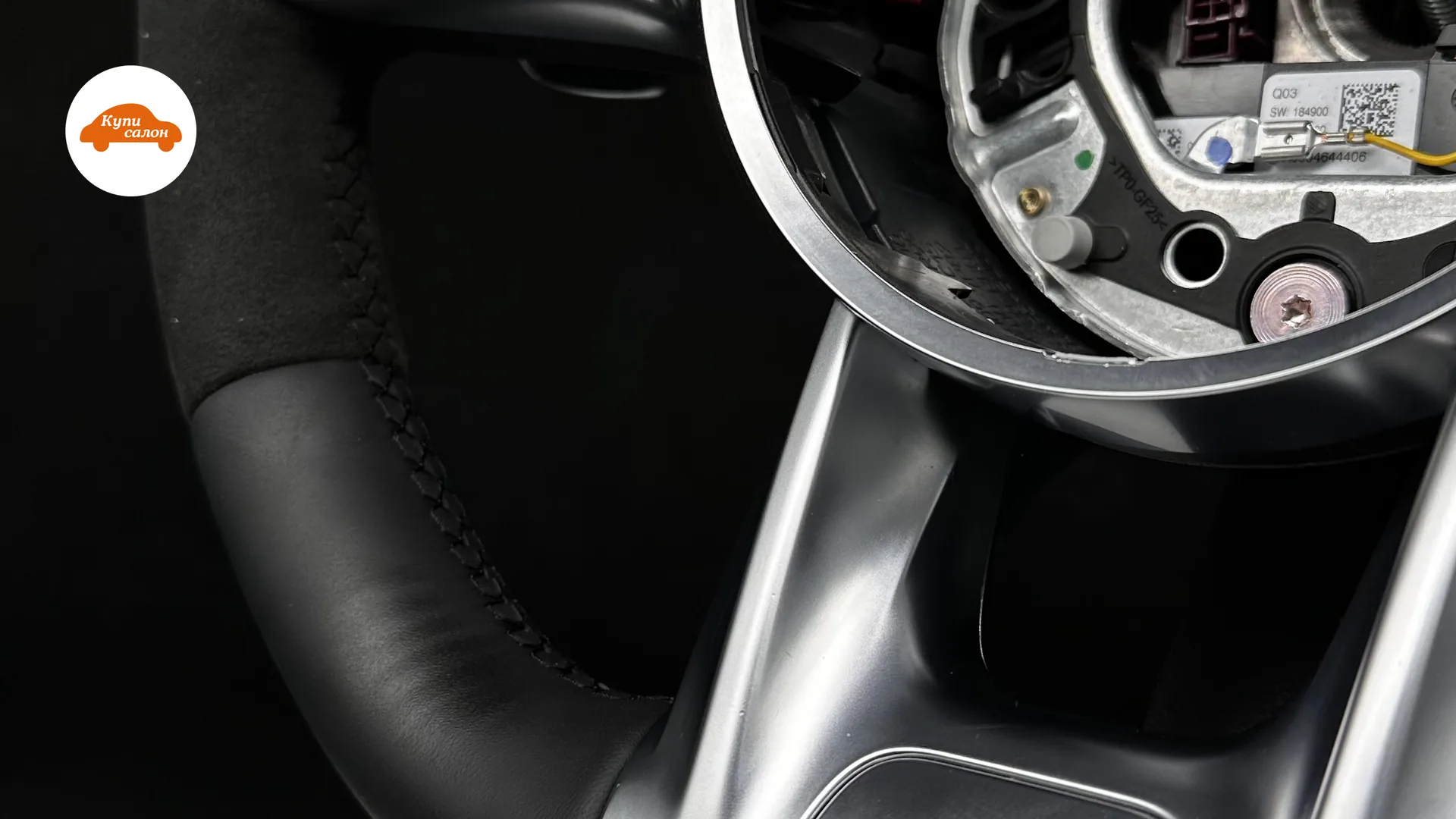 Руль Mercedes-AMG, отделка алькантарой и черной кожей, серебристые элементы управления