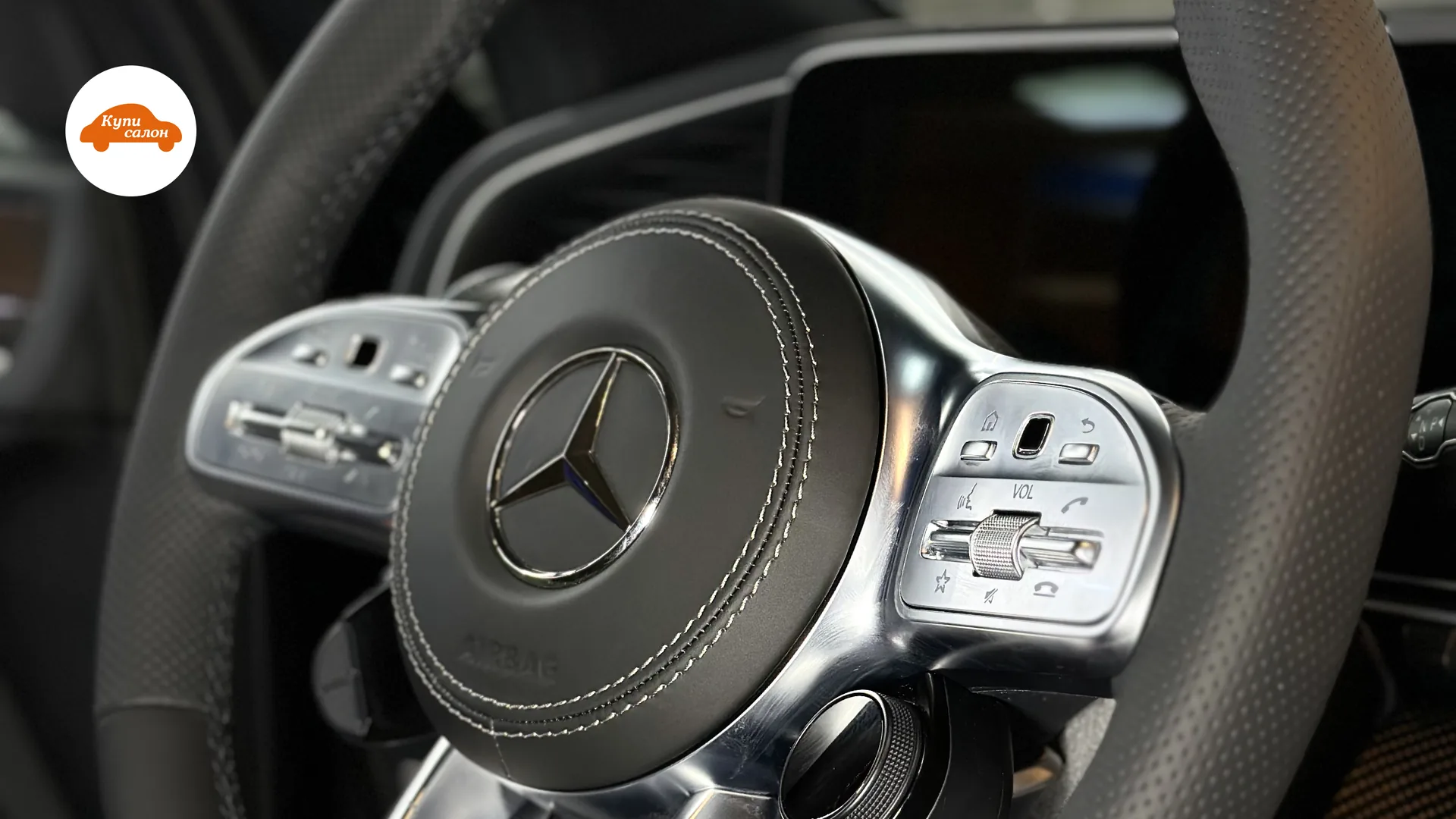 Перетяжка руля Mercedes-Benz AMG черной кожей с перфорацией и белой строчкой