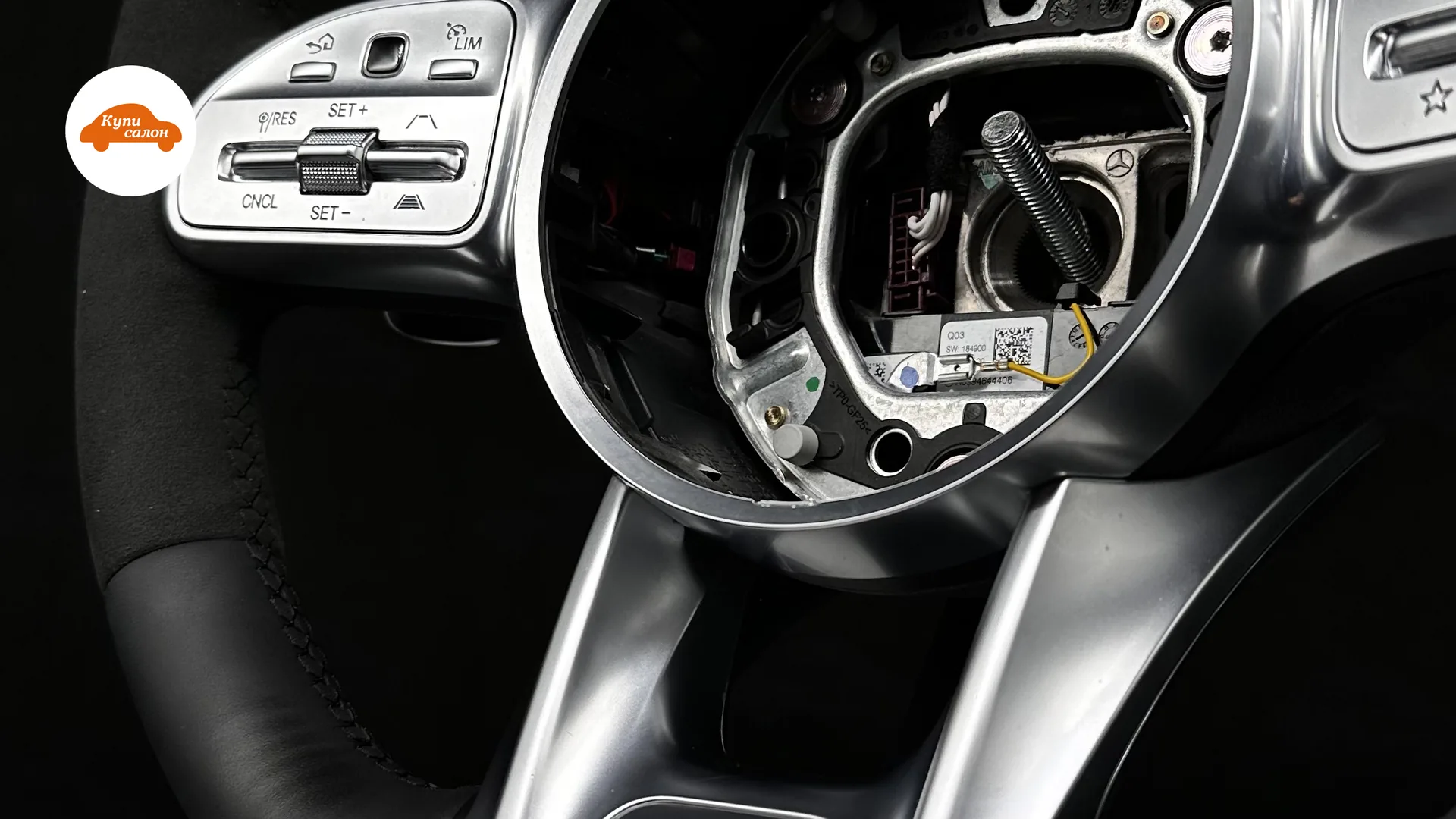 Перетяжка руля Mercedes-AMG, черная кожа и алькантара, с изменением анатомии и утолщением