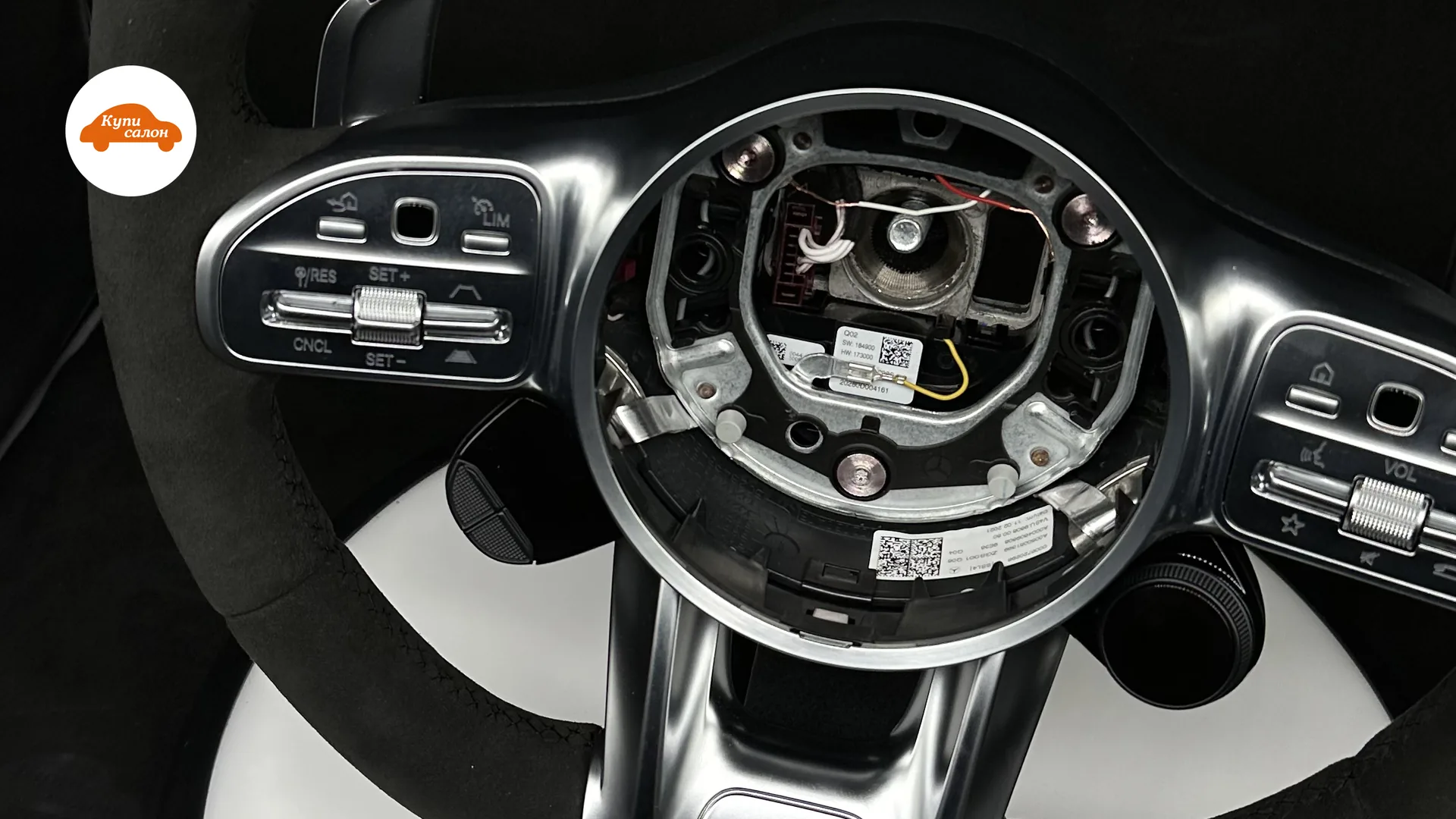 Руль Mercedes-AMG, перетянутый в черную алькантару, с серебристыми элементами управления