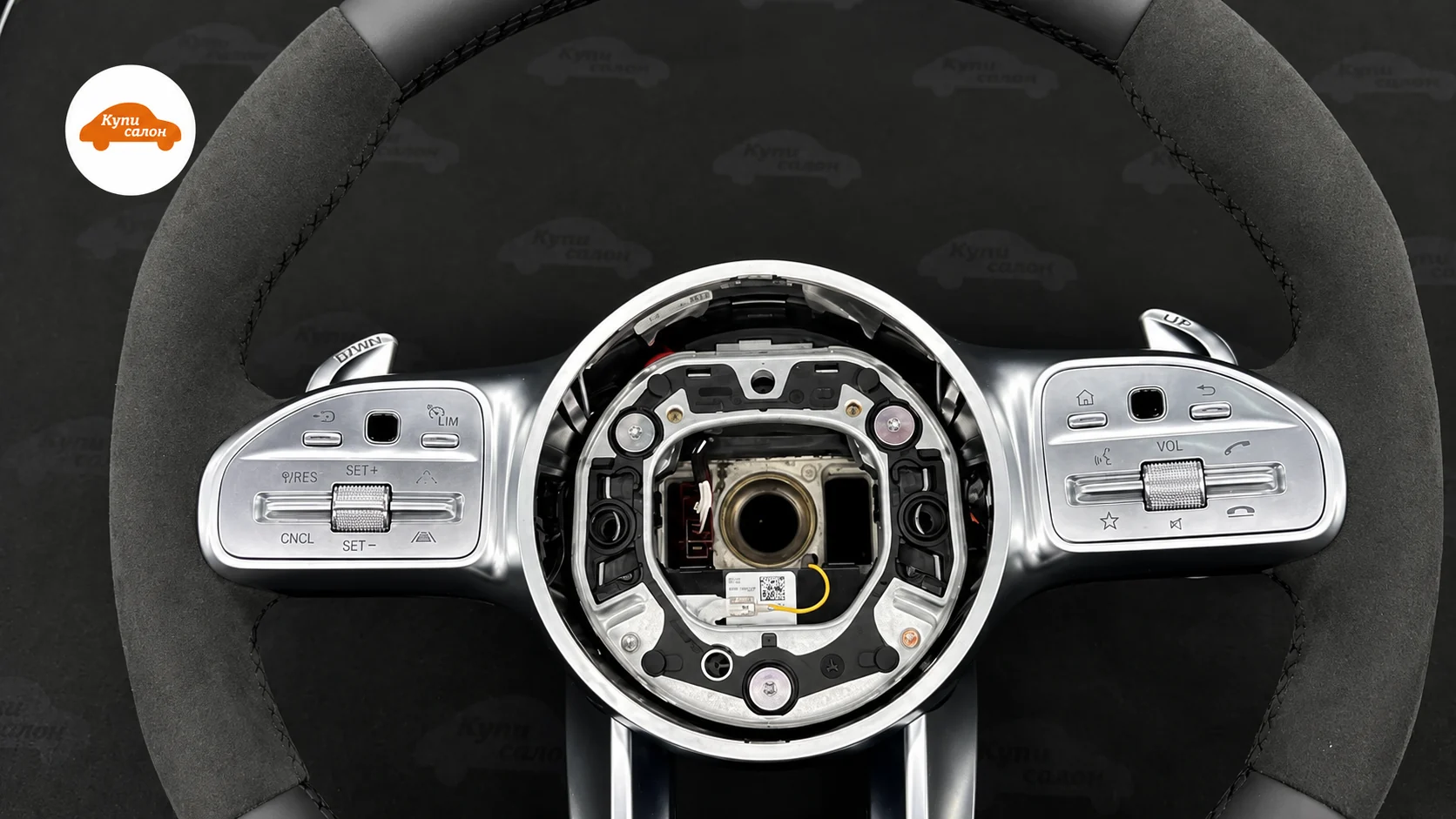 Перетяжка руля Mercedes-Benz AMG в черную кожу и алькантару, вид спереди.