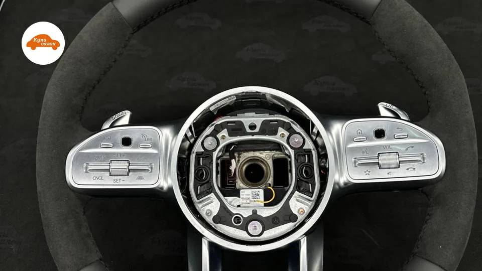 Перетяжка руля Mercedes-Benz AMG в черную кожу и алькантару, вид спереди.