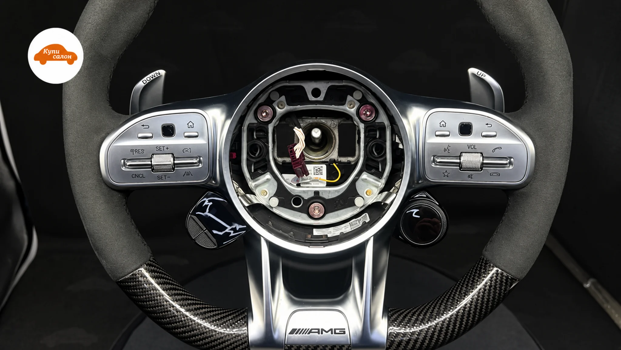 Руль Mercedes-AMG с отделкой карбоном и алькантарой, вид спереди