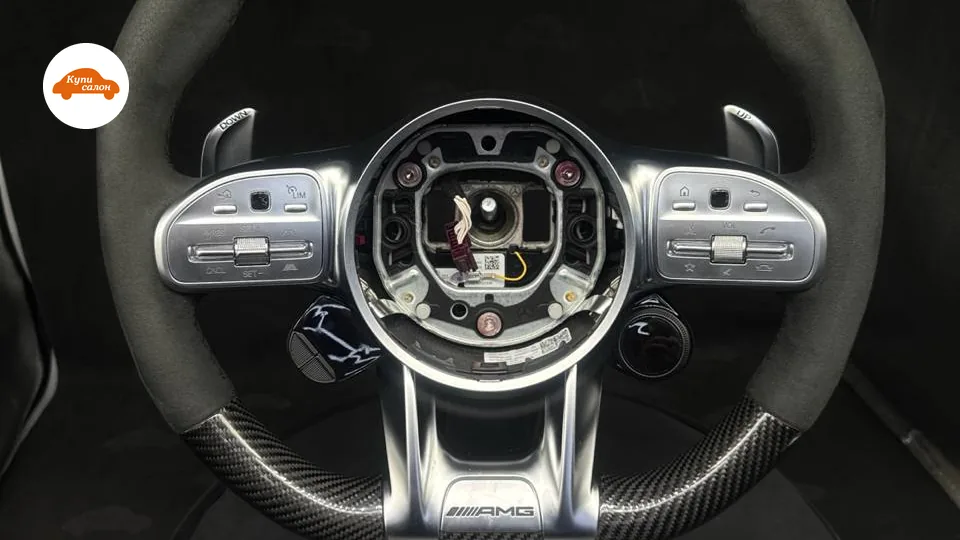 Руль Mercedes-AMG с отделкой карбоном и алькантарой, вид спереди