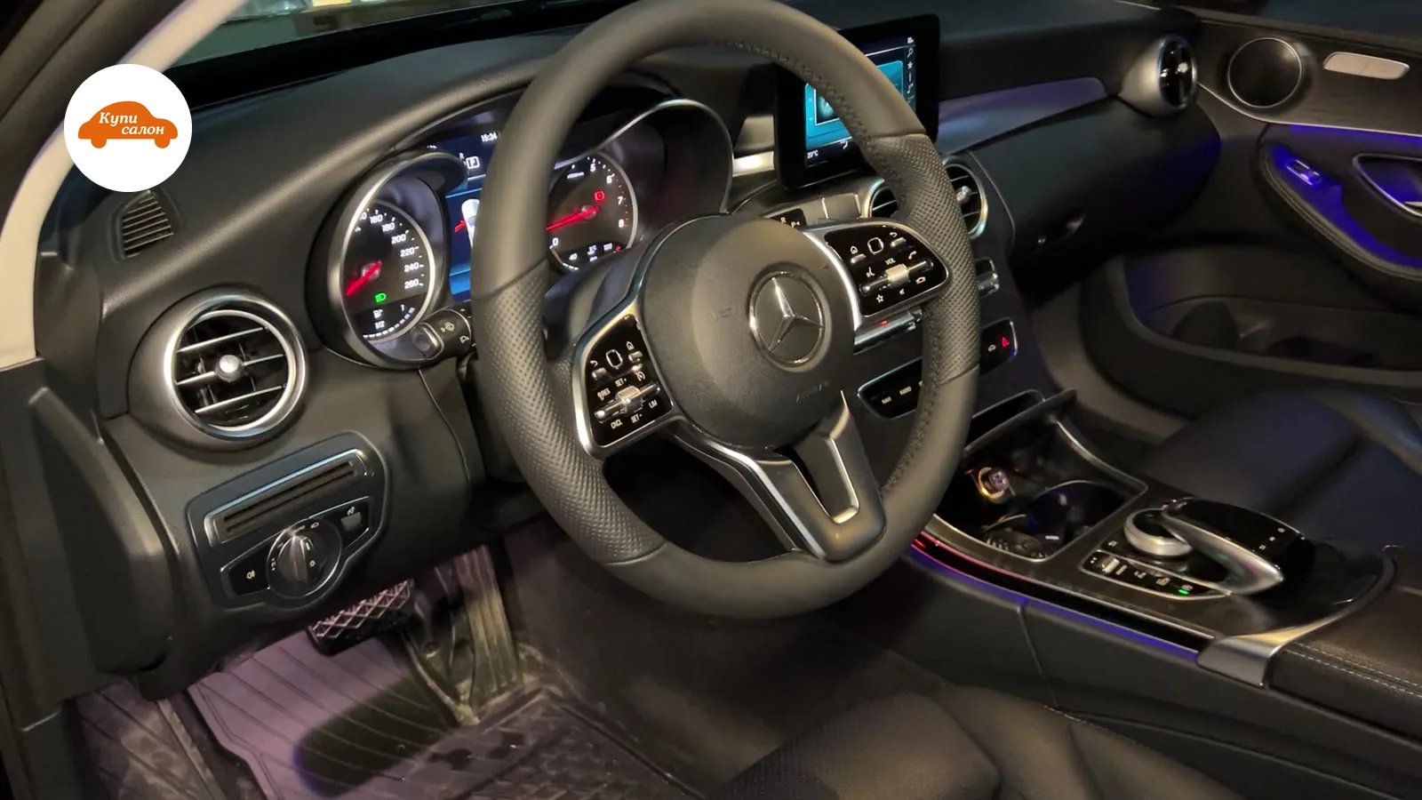 Интерьер Mercedes-Benz: перетяжка руля черной кожей, амбиентная подсветка, черные коврики