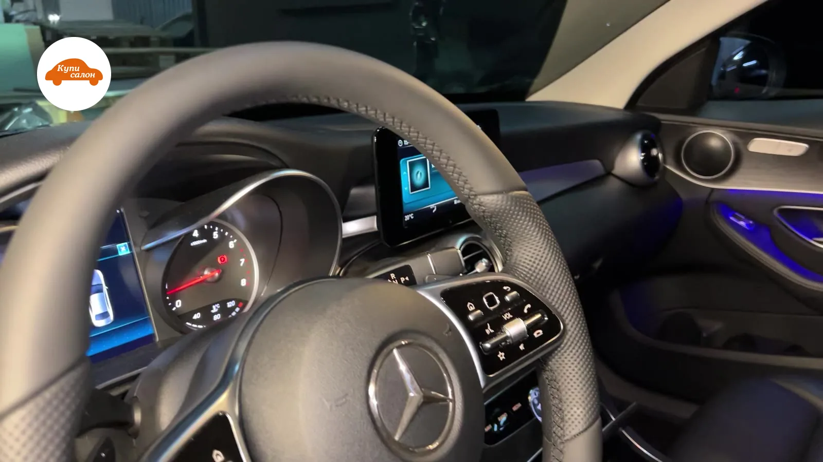 Интерьер Mercedes-Benz, перетяжка руля черной кожей с перфорацией, синяя амбиентная подсветка