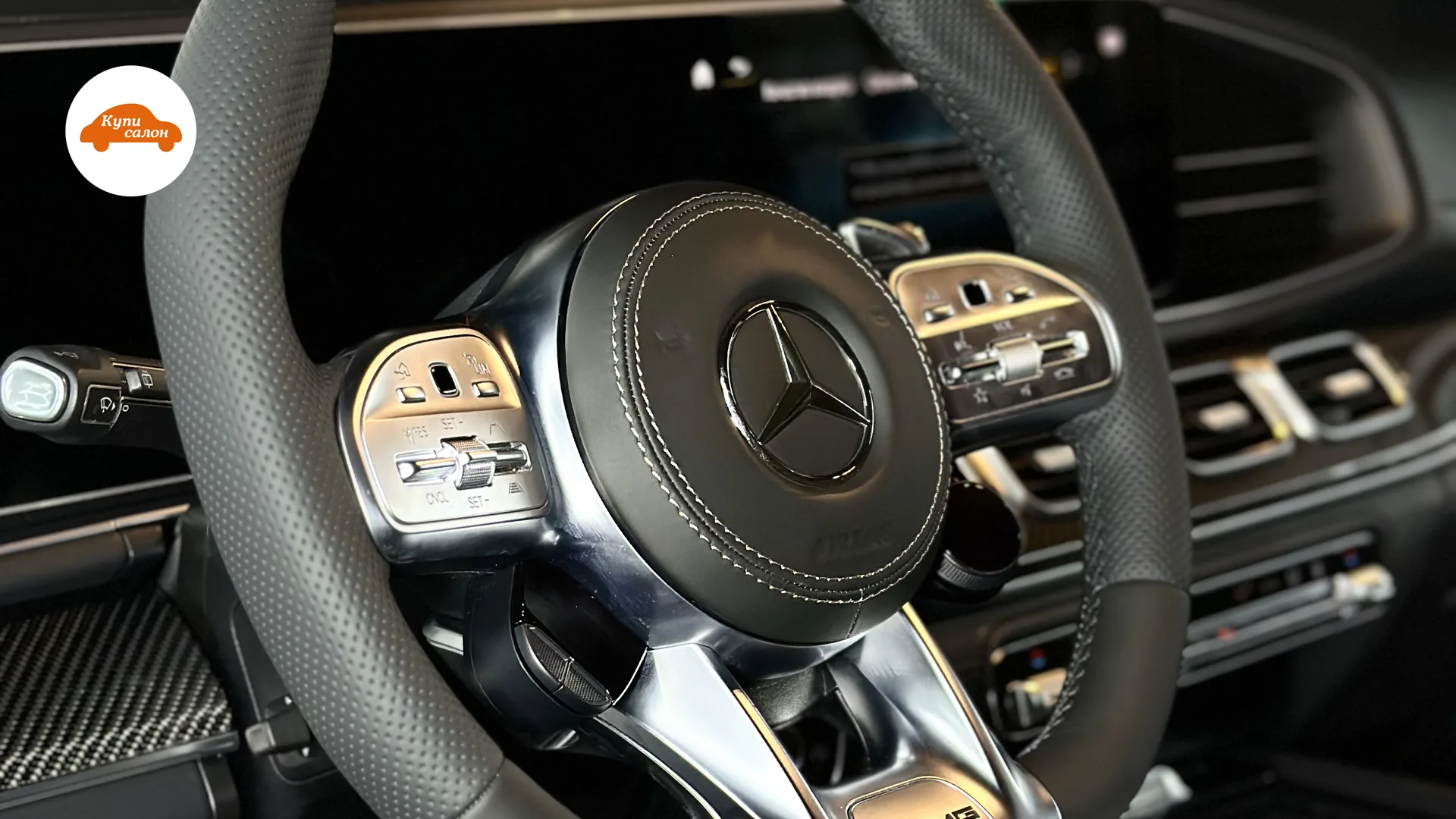 Перетяжка руля Mercedes-Benz AMG в черную кожу с перфорацией и белой строчкой, карбоновые вставки