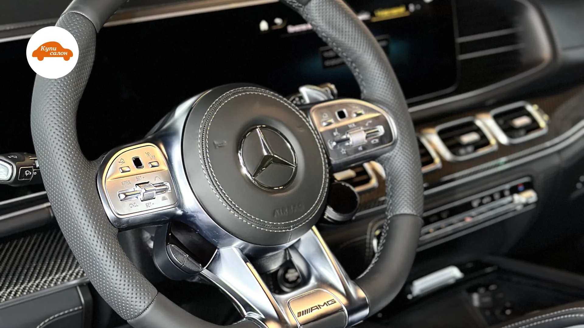 Интерьер Mercedes-Benz, руль перетянут черной перфорированной кожей, карбоновые вставки