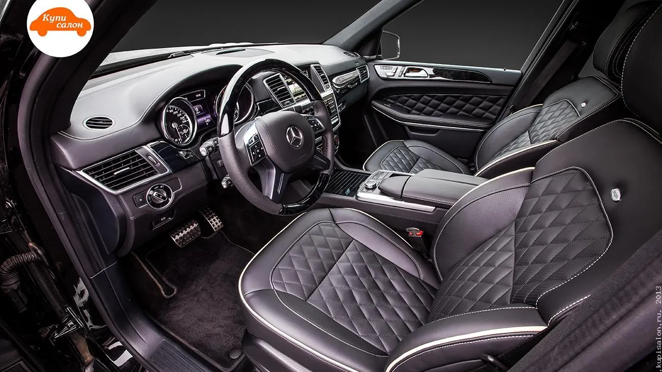 Перетяжка салона Mercedes-Benz черной кожей с ромбовидной прострочкой, белым кантом и глянцевыми элементами