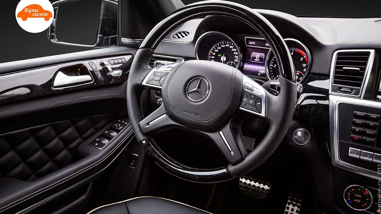Перетяжка руля и дверных карт Mercedes-Benz черной кожей с ромбовидной прострочкой и белой строчкой