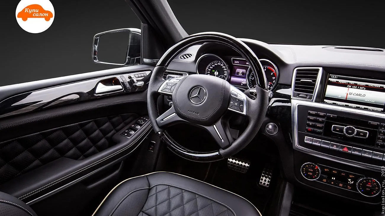 Перетяжка салона Mercedes-Benz: черная кожа с ромбовидной прострочкой и перфорацией на сиденьях, руле и дверных картах.