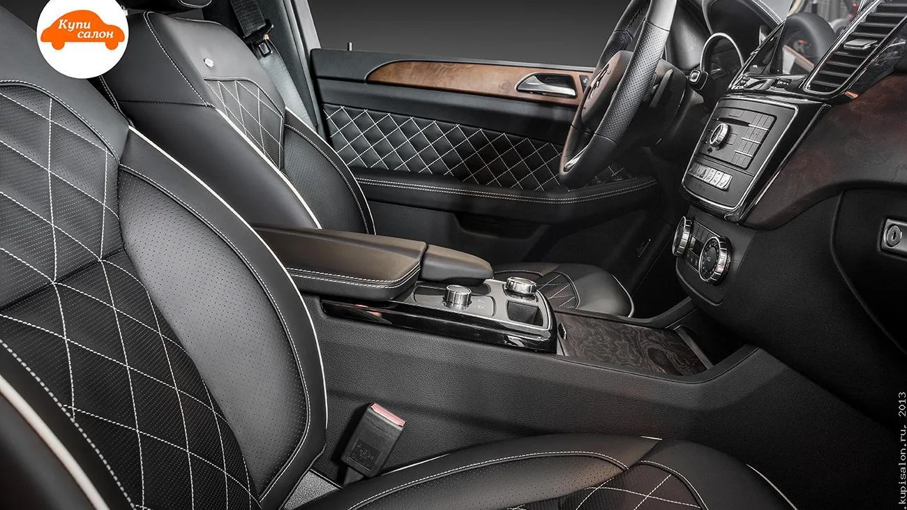 Перетяжка салона Mercedes-Benz черной кожей с ромбовидной строчкой и белым кантом