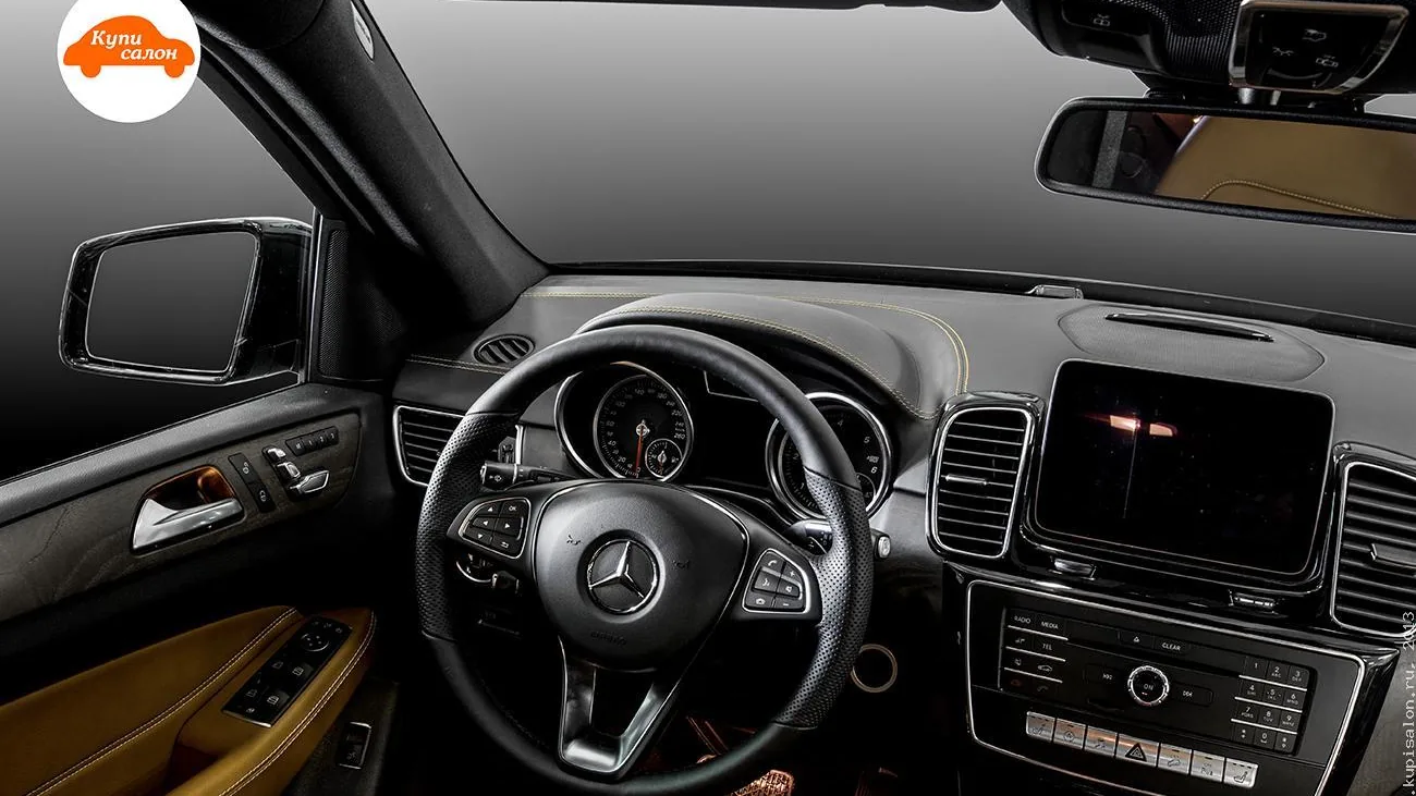 Интерьер Mercedes-Benz: перетяжка руля, торпеды и дверных карт кожей с желтой строчкой