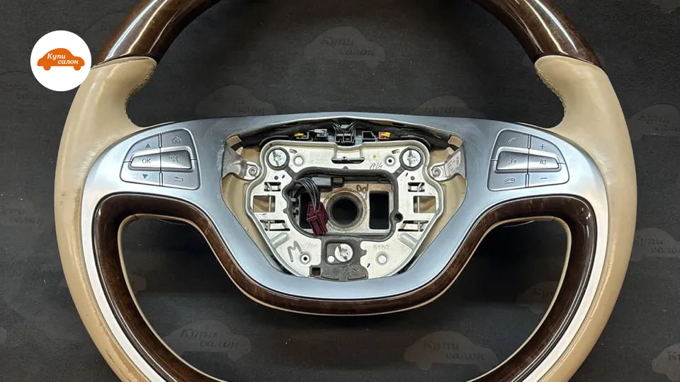 Руль Mercedes-Maybach в мастерской: секторы под дерево и боковые секторы в светлой коже — фото КупиСалон