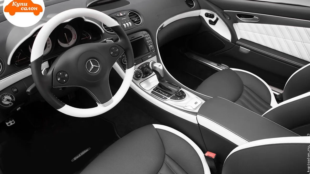 Перетяжка салона Mercedes-Benz SL-Class в черно-белую кожу с ромбовидной прострочкой и белой строчкой.