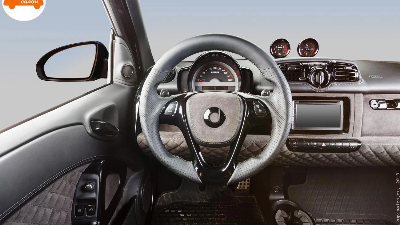 Перетяжка руля, торпедо и дверных карт Smart Brabus алькантарой и кожей с ромбовидной строчкой