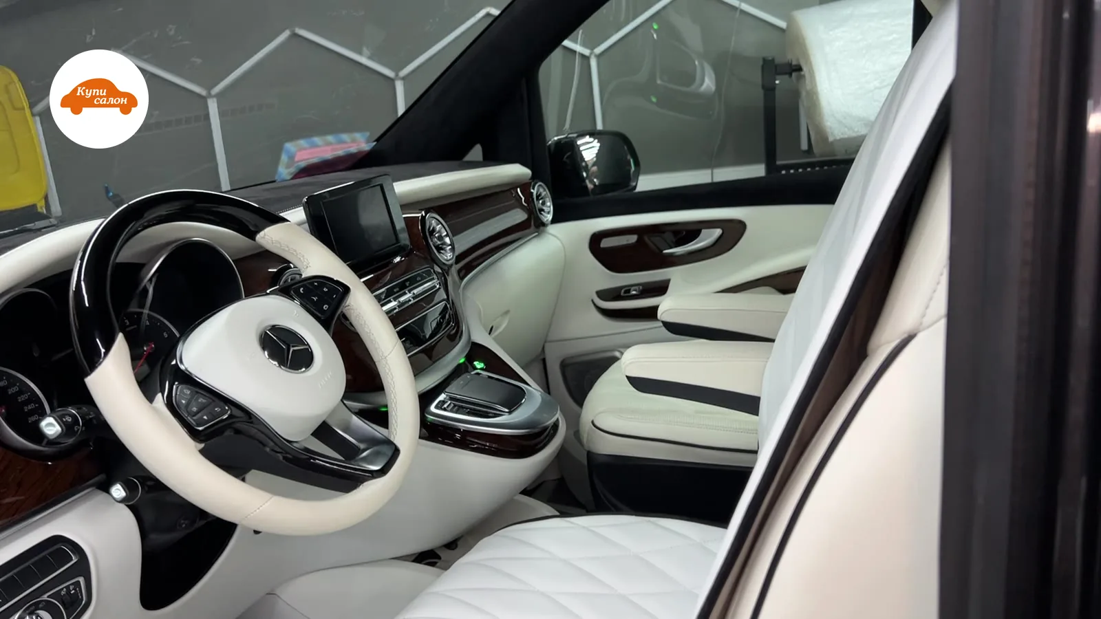 Mercedes-Benz V-Class: светлая обивка сидений с ромбовидной стёжкой и светлый обод руля — работа КупиСалон