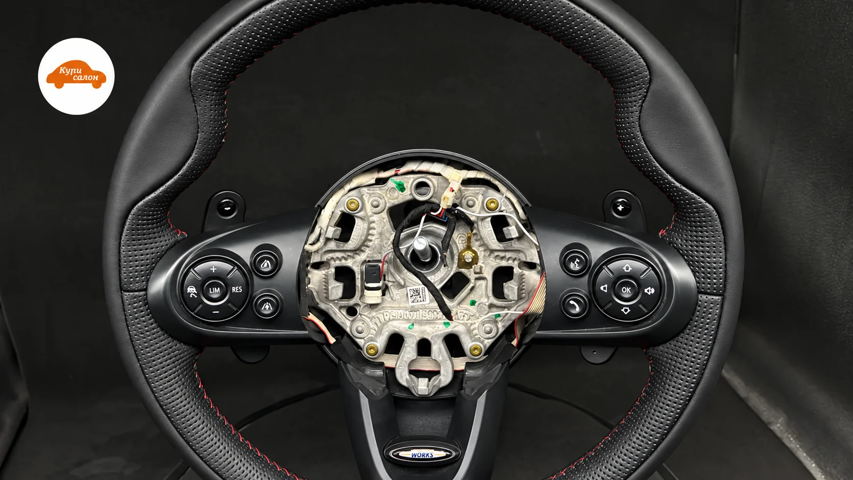 Перетяжка руля Mini John Cooper Works черной кожей с красной строчкой