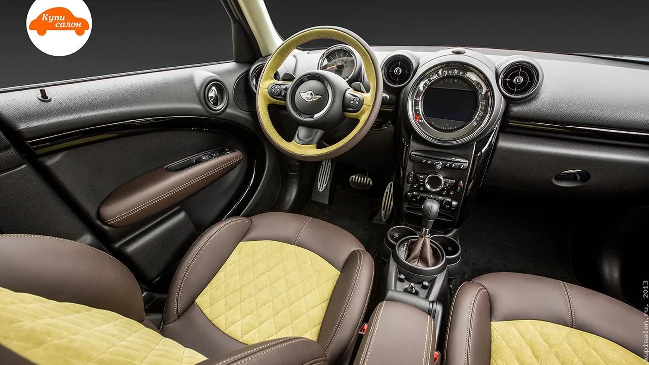 Перетяжка салона Mini Countryman: сиденья, руль, дверные и центральный подлокотники, ручка КПП в коричневой коже и желтой алькантаре с ромбовидной строчкой